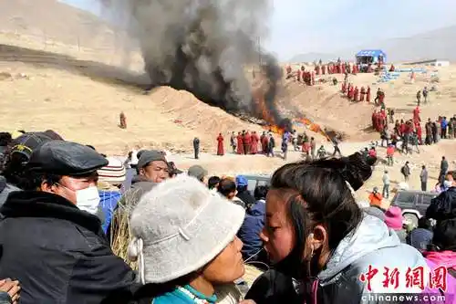 上千名玉树地震遇难者集体火葬组图