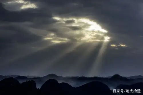 拍完日出,即将准备下山了,却迎来更加绚丽的光芒万丈.