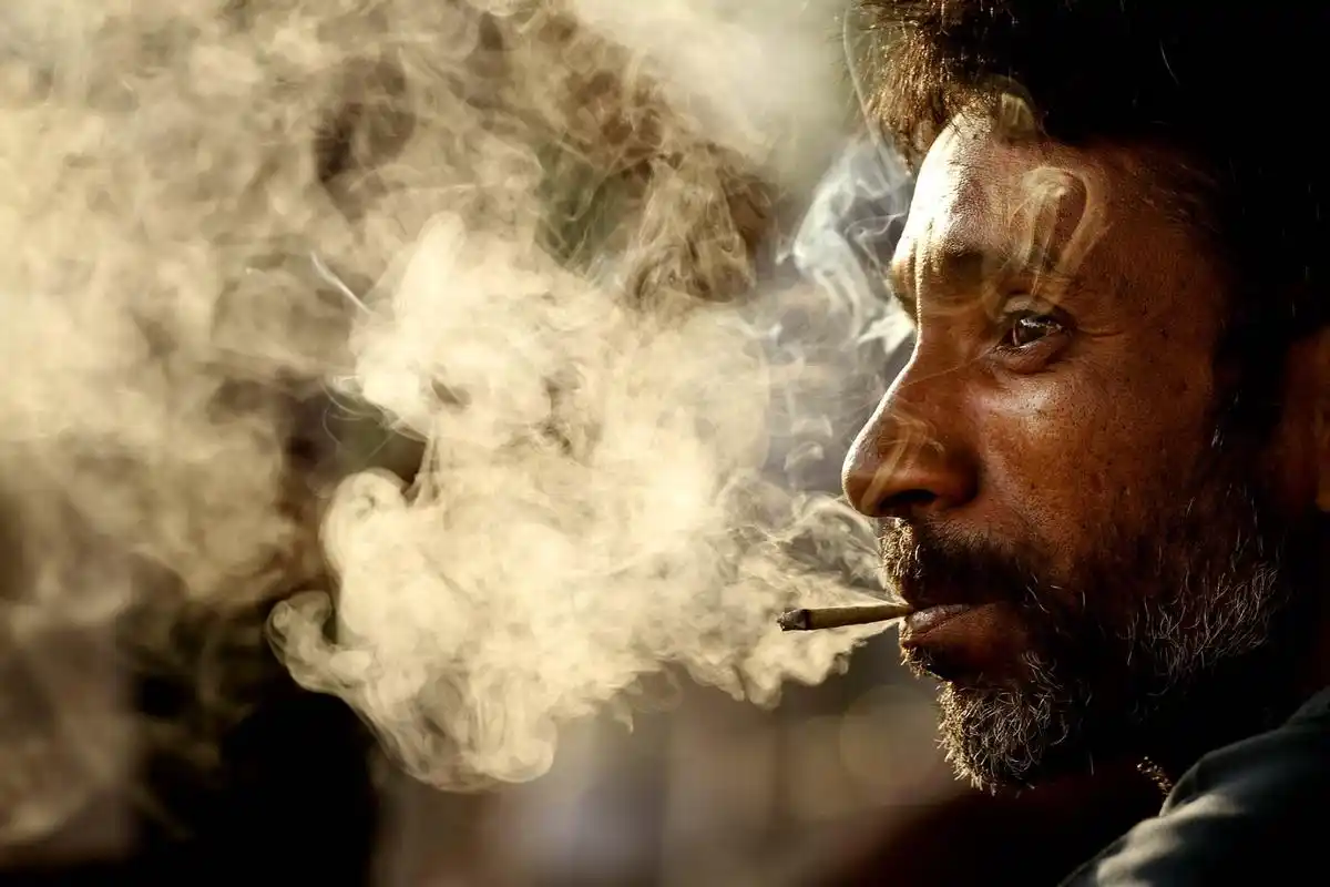 吸烟的人物造型图片 - 第5张