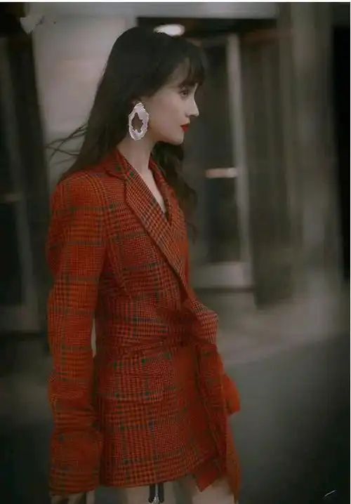 郑爽西装外套甜美大方,唯一不足就是法令纹太深了