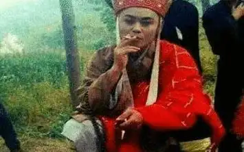 看看这张剧照,唐僧蹲在地上抽烟?