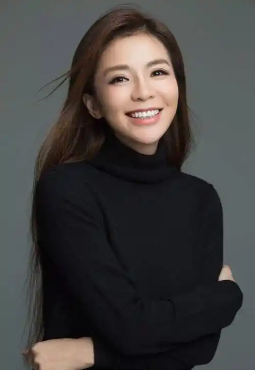 朱迅近照暴瘦化浓妆掩盖不住憔悴神色,穿紧身裙间接辟谣怀孕传闻_抗癌