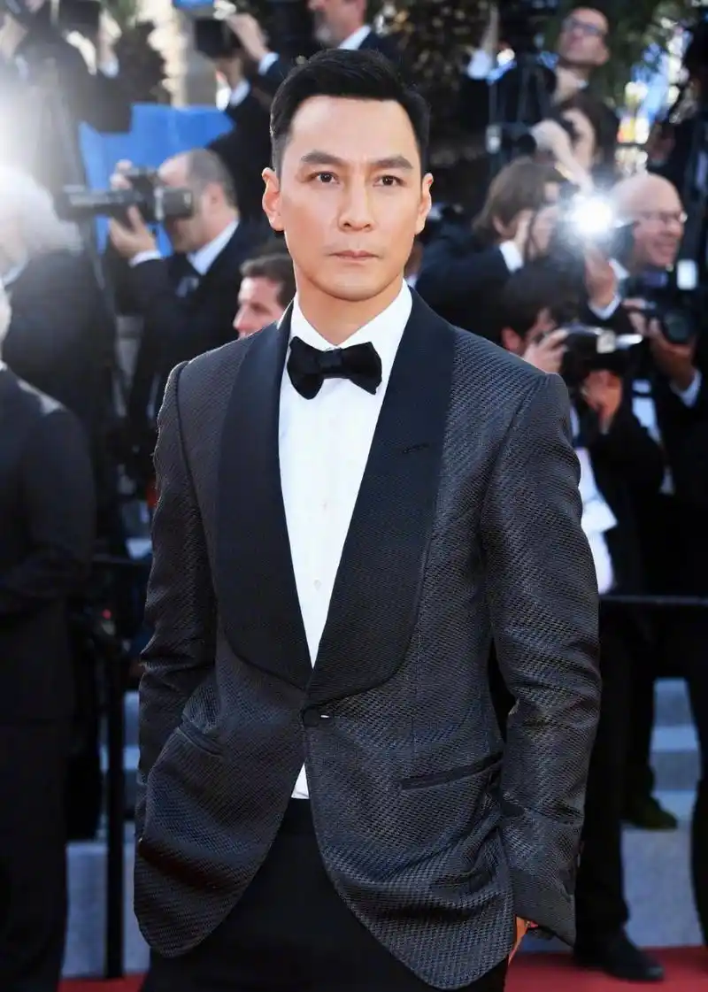 吴彦祖晒全家福,女儿长大后首次曝光正面照,卫衣仔裤五官像妈妈