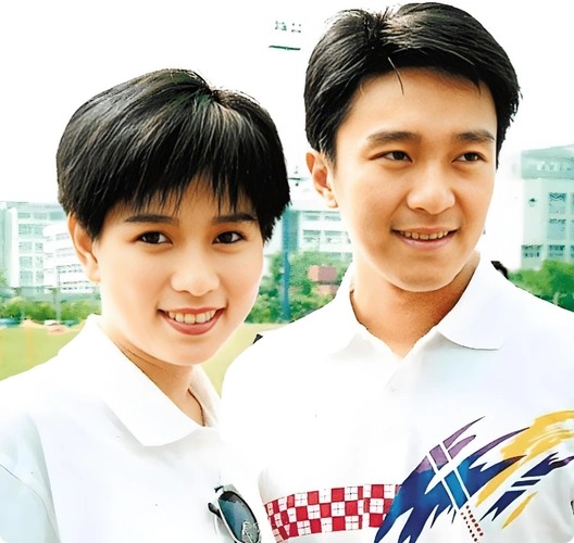 年周星驰在拍《赌圣》爆红后,就跟导演刘镇伟说他想和罗慧娟结婚了