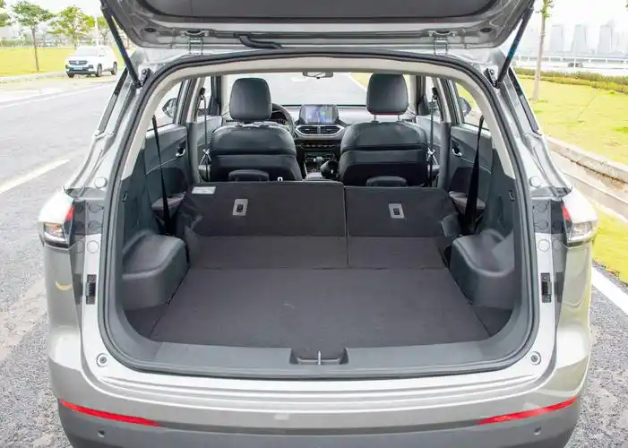 宝骏510后备箱的常规深度为700mm,后排放倒之后的纵深几乎是常规深度