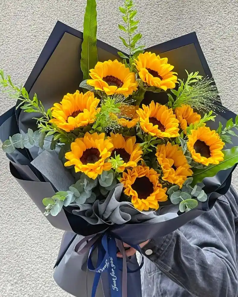 11朵向日葵花束 虽然都明白花语是人为赋予的 但是向日葵好像 - 抖音