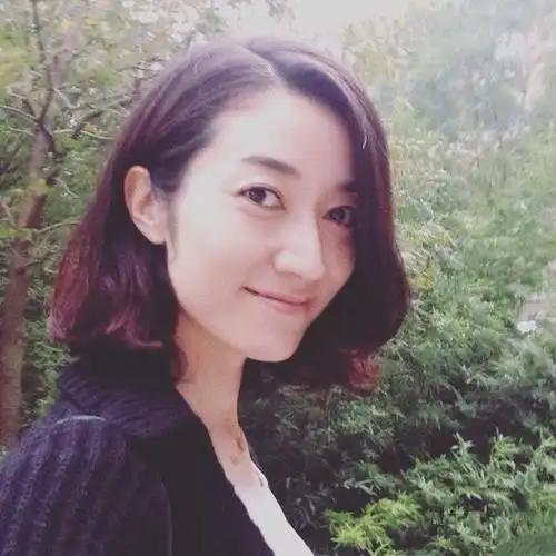 出生于日本福冈县的松峰莉璃从学生时代起便活跃在舞台上.