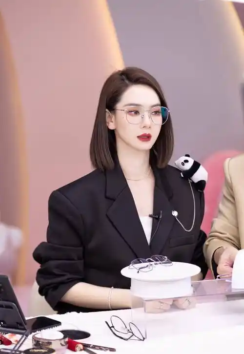 出镜明星达人-戚薇,百变造型可可爱爱,美貌升级_睡衣_感觉_家居