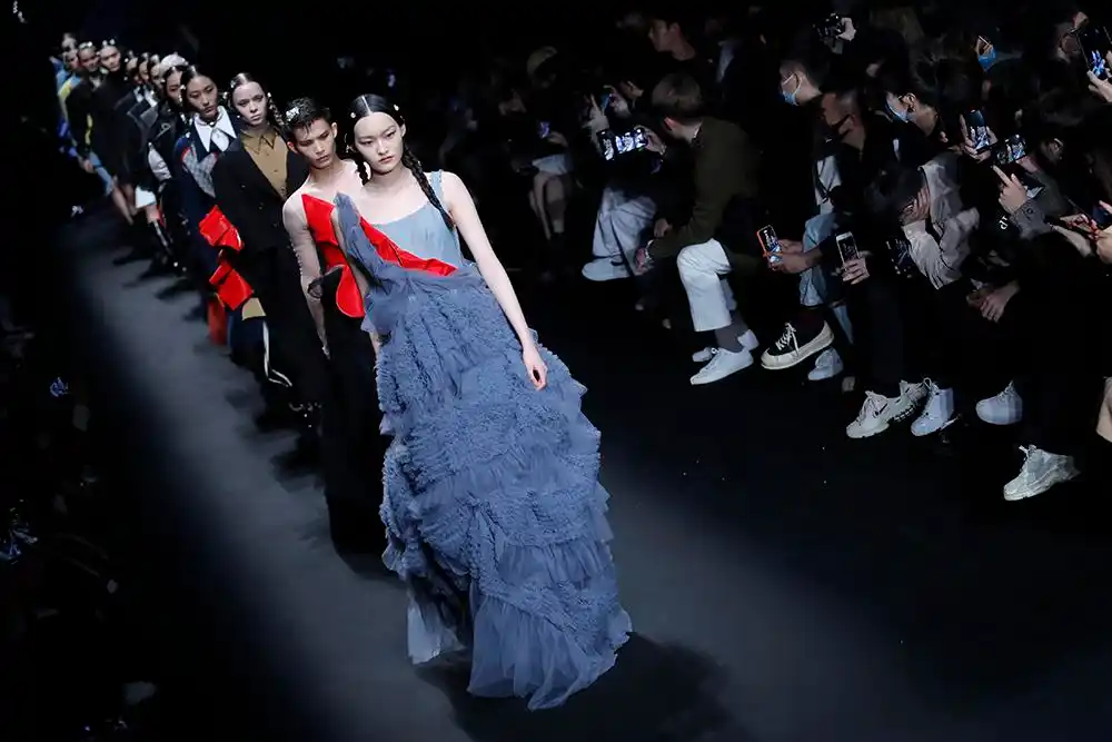 北京,2021秋冬中国国际时装周现场,靓丽的模特在t台上走秀,观众纷纷