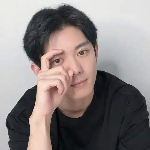 男生自拍,可以抬起手来,手指比一个6的手势,然后放在自己的一只眼颊