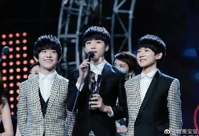 易烊千玺以tfboys成员出道九年了##易烊千玺小羊生日蛋糕好可爱