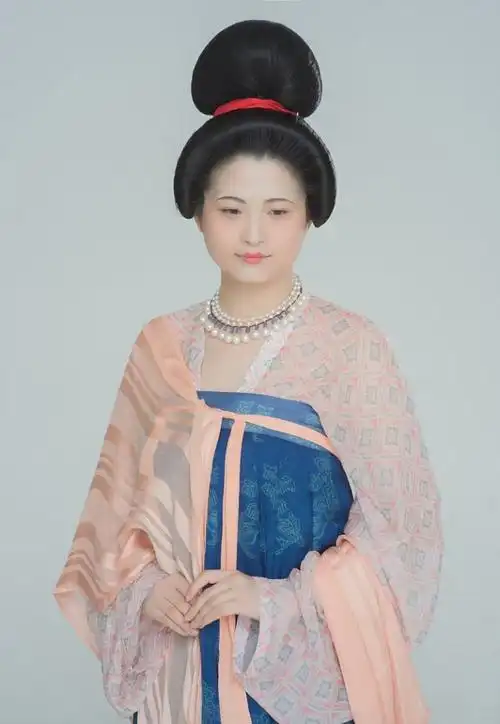 两鬓抱面的发髻在唐代颇为流行3