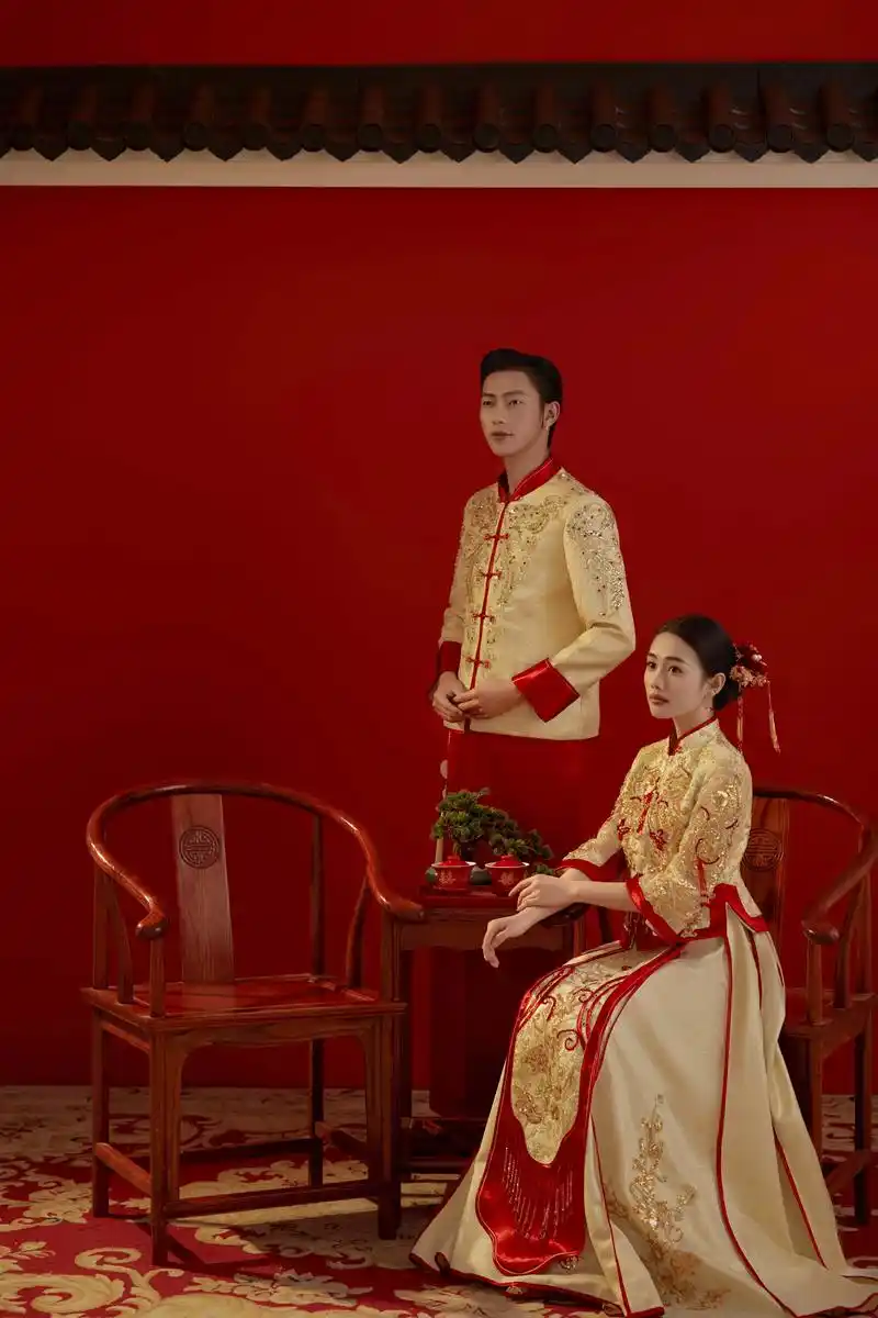 温婉优雅的金色秀禾婚纱照很难不让人心动.