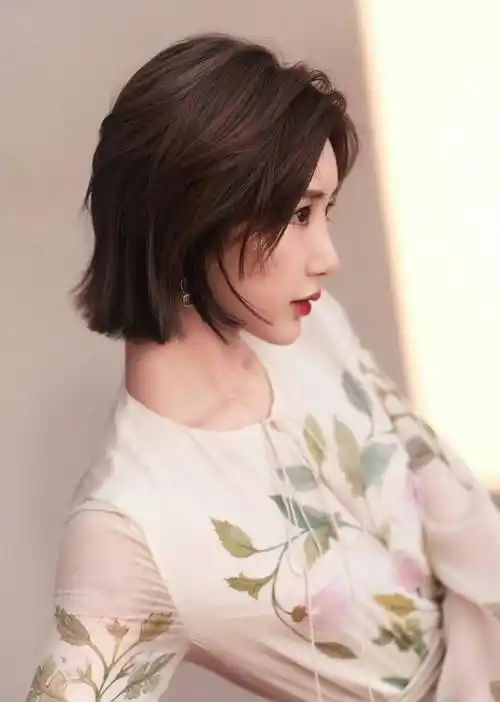 毛晓彤爱丽丝梦游仙境大片,金发蓝瞳,好像童话世界里的小公主_长裙