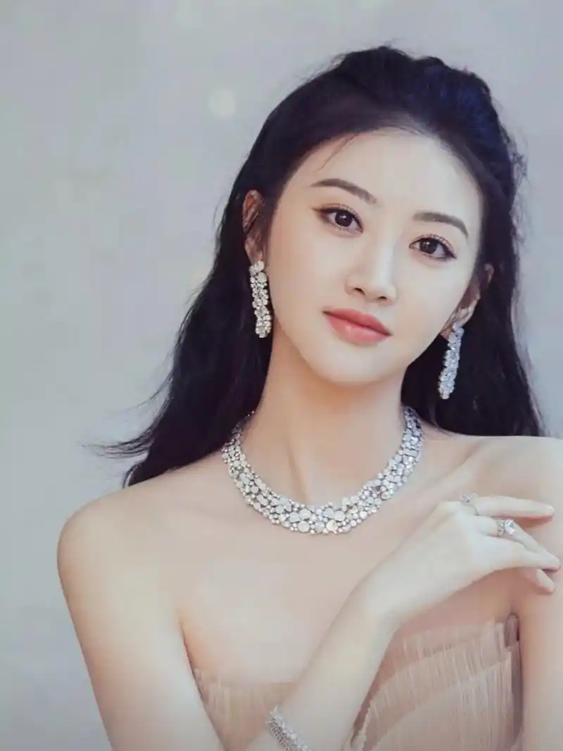 景甜-人间富贵花 瓜子脸,大眼睛,标准的古装美人脸,素颜的大甜甜颜值