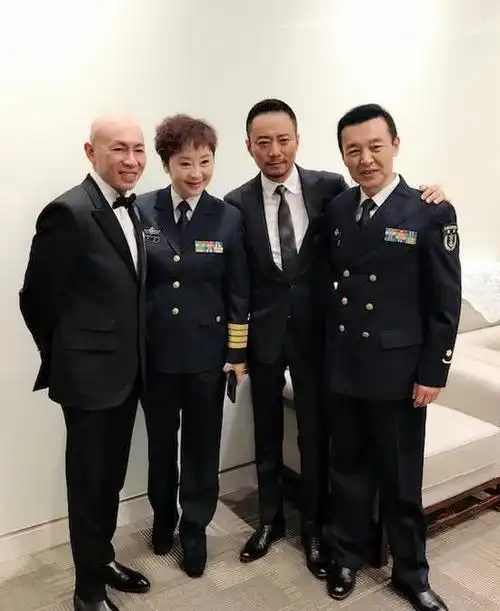 唐静的感情生活也是特别的曲折,与演员王新军在拍戏时相识,因戏生情