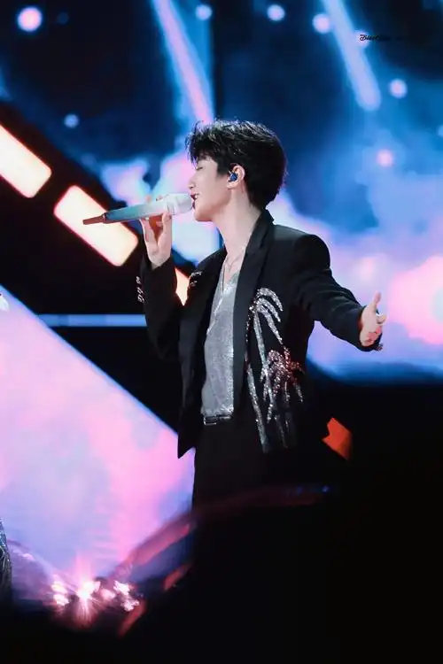 王俊凯蔡依林同台#  舞台常见@tfboys-王俊凯