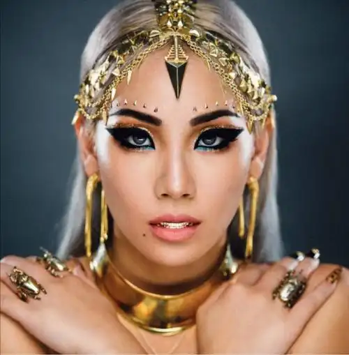 "镶金牙才in" 明星刮起金牙炫富风,你怎么看?