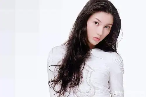 是"最美港姐",也是"香港最强小三"!49岁的李嘉欣仍美艳动人