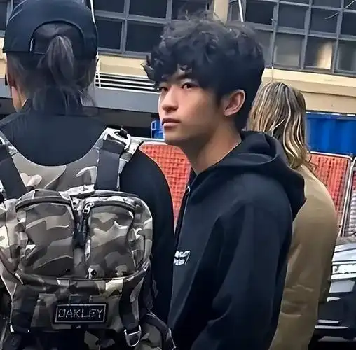 长子谢振轩恋上46岁女教练?|谢振轩|张柏芝|忘年恋_新浪新闻