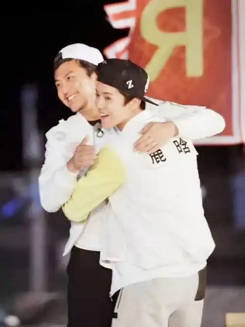 鹿晗晒合照给邓超庆生