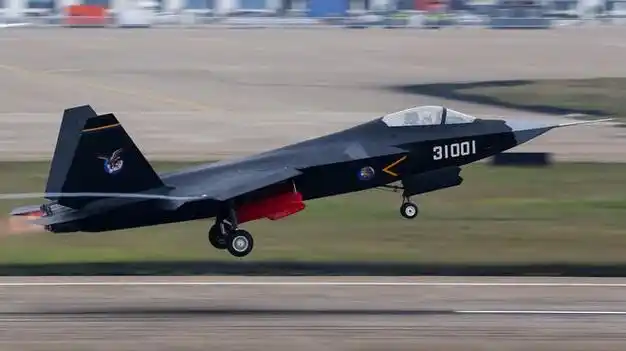 全新歼35出现中国将拥有全世界最先进的隐身舰载机远超f35