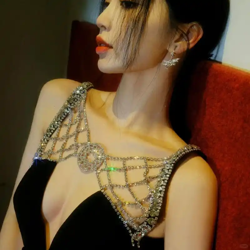 虞书欣微博之夜惊艳亮相,elie saab镂空礼服成全场焦点!