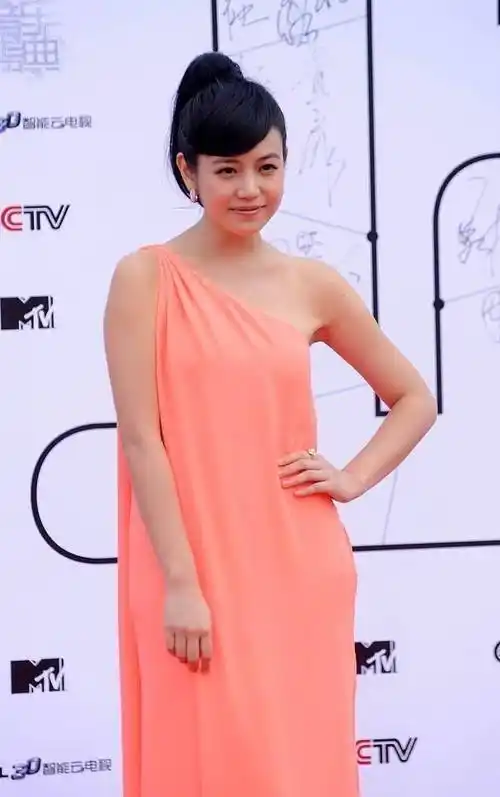 原创陈妍希这造型好难驾驭啊肉粉色雪纺裙有点显黑发型也很奇特