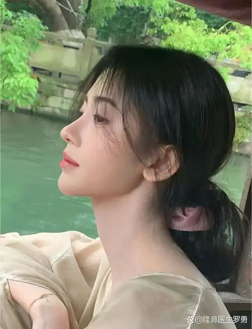 鞠婧祎的鼻子山根起点和鼻梁高度都很自然,鼻背呈轻微s型,鼻头上翘