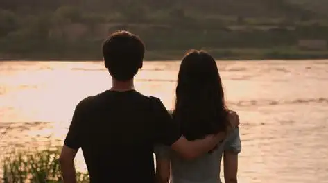 4k唯美江边夕阳下情侣背影剪影人文意境