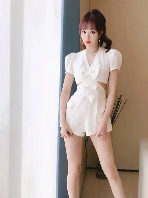 原创24岁的活力少女孔雪儿搭配红色短吊演绎女团风腿太羡慕了