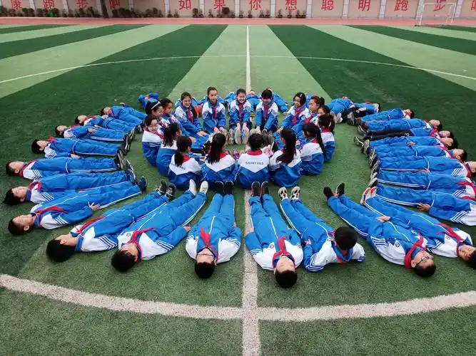 盐化小学五二班的创意集体照