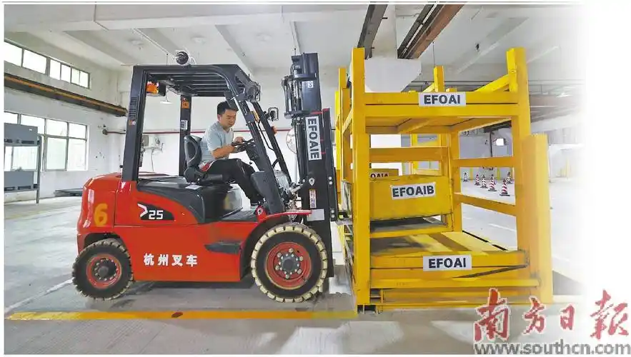 叉车司机参加"智慧考试"_评分_作业_考场