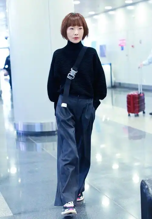 鲁豫虽瘦出排骨精,但穿搭品味还真不错,简约打扮打造时髦气质