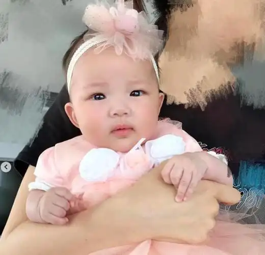 王祖蓝夫妇为女儿庆祝百日宴,无意透露女儿中文名叫"天韵"