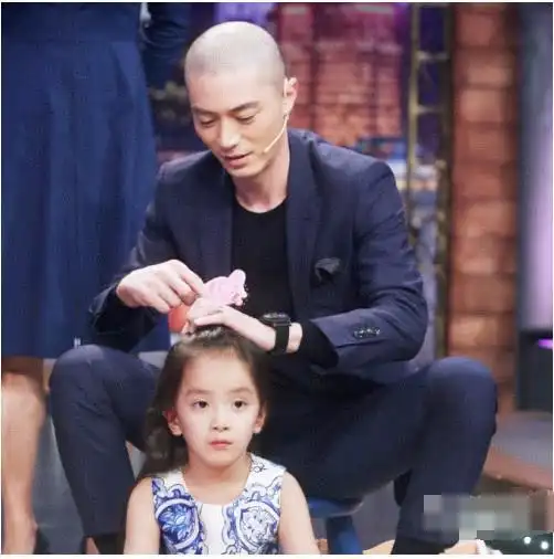 林心如高调晒娃,小海豚正面照终于曝光,网友:霍建华基因太强大