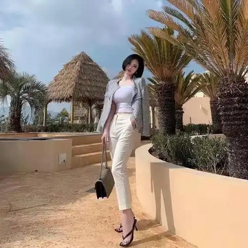 蜂腰肥臀的小姐姐在大自然中的美照