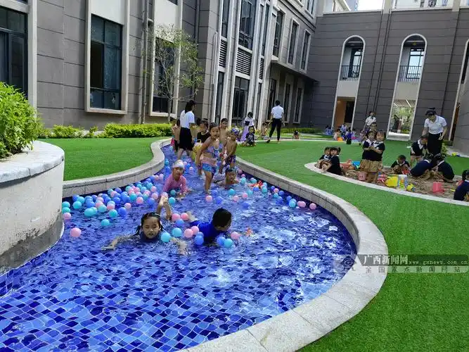 金海路幼儿园内,小朋友正在尽情玩耍.广西新闻网 雷剑秋 摄