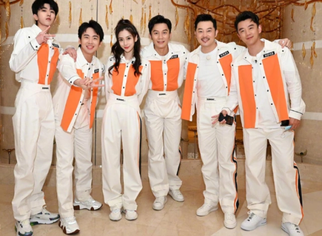 《奔跑吧9》全员海报曝光,baby蔡徐坤站边边,c位好惹眼