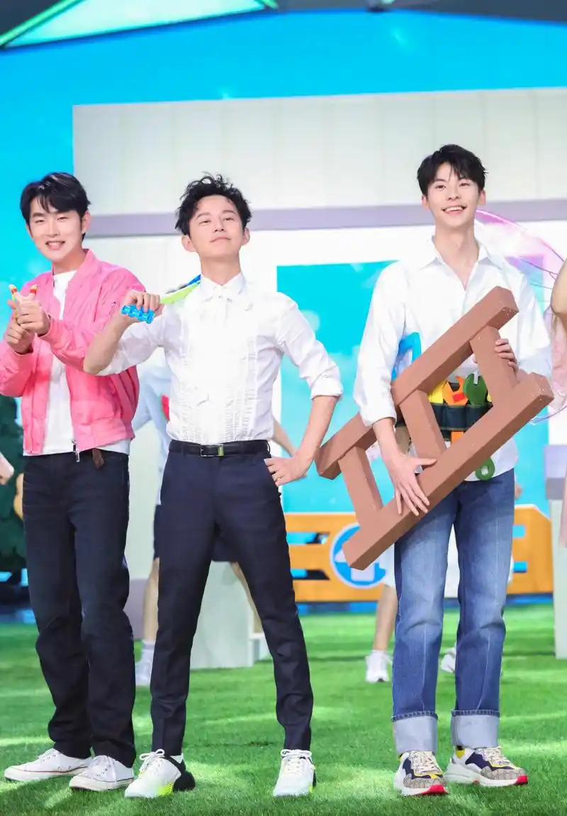 许光汉《快乐大本营》首秀,本人干净阳光,笑容超级治愈