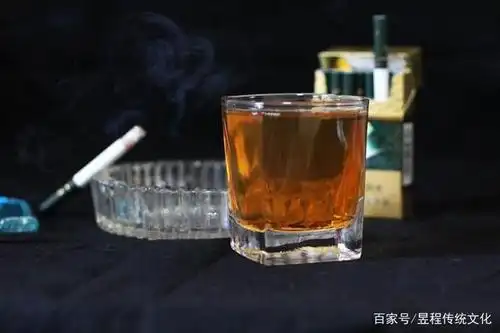 请抽出一点时间给自己,在安静的夜晚,一个人,一杯茶,一支烟