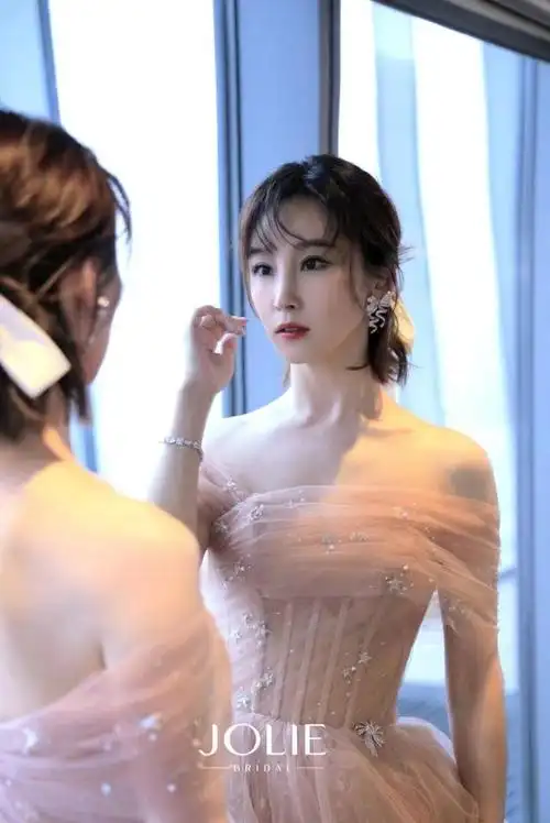 谢楠留长发了半扎发搭配粉色一字肩薄纱裙温柔又甜美