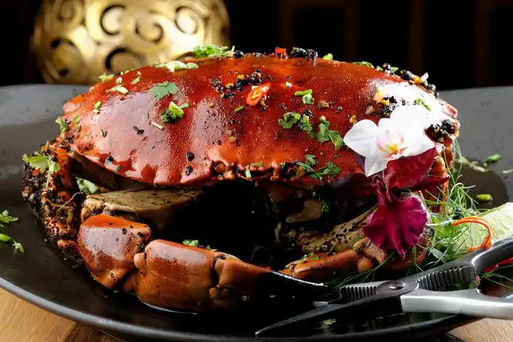 黑色背景下秀色可餐的胡椒酱蟹素材牛排 rumpsteak 炒 牛肉 烤架 豆类