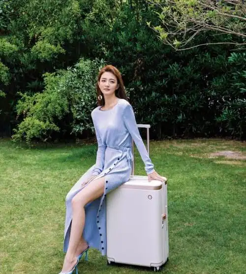 徐璐穿开叉裙秀漫画腿腹部留个洞真性感身材太惹火