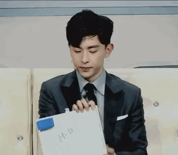 邓伦帅哥写字画板gif动图_动态图_表情包下载_soogif