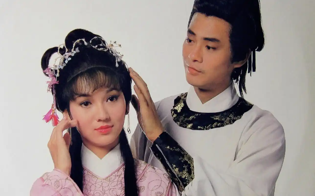 主持人问赵雅芝:"当年你拍完《上海滩》的时候,有没有对周润发动了