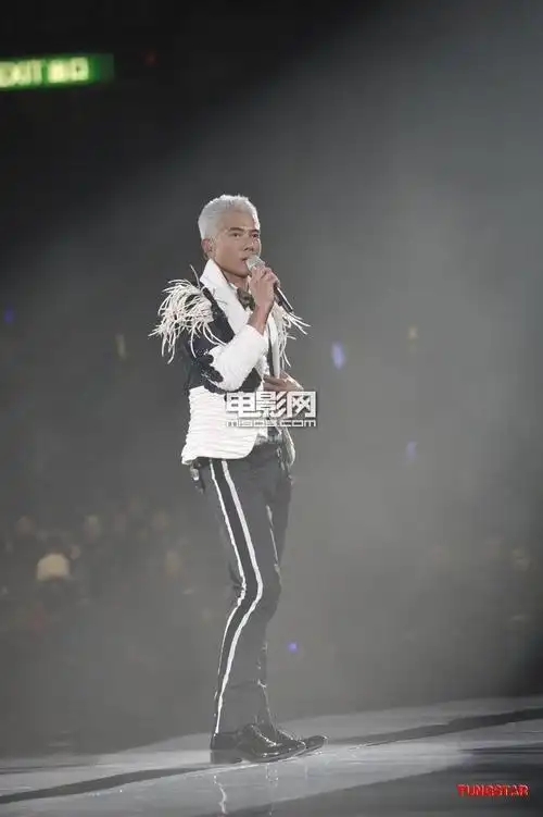 郭富城演唱会首场开幕 白发白眉登场大跳特技舞