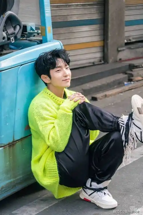 翩翩少年李俊基迎40岁生日拍摄最新画报