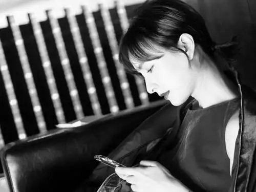 吴昕惊艳侧颜照片,一改平时嬉皮笑脸的形象,黑白照片气质佳更佳!