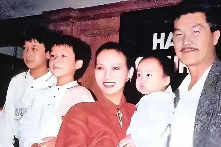 赵雅芝的3个儿子:长子47岁次子44岁,小儿子37岁,个个让_人生_挑战